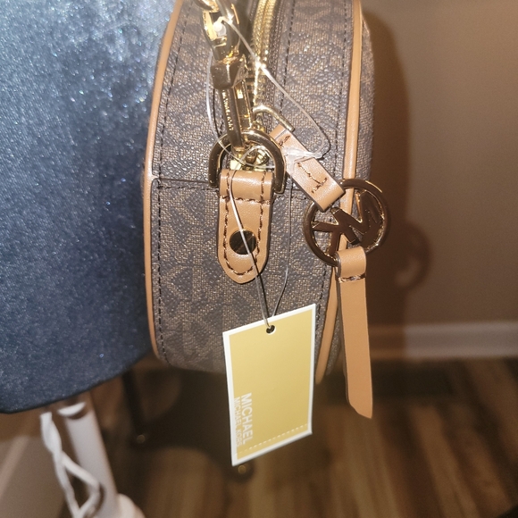 NWT Michael Kors Monogram Carmera Crossbody Bag - Picture 5 of 12